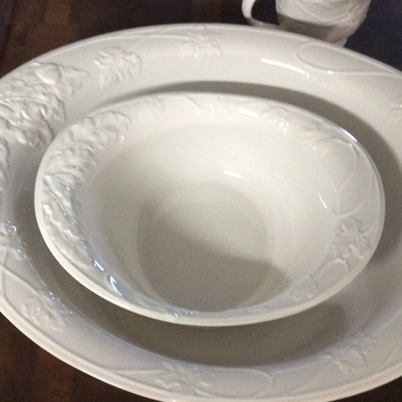 White serving bowls and gravy boats - Picture 7 of 12